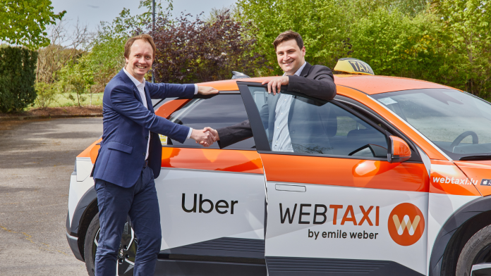 Uber lance son application en collaboration avec WEBTAXI | Forbes ...