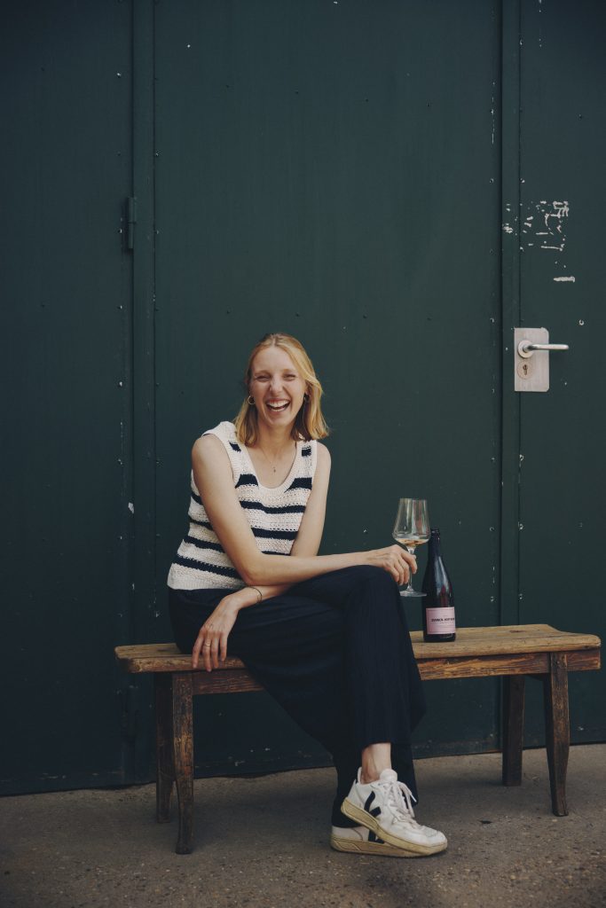 Marie Kox, who took over as CEO of Domaine Sunnen-Hoffmann in May 2024, regularly discusses viticulture strategies with other wine growers © Peter Bender