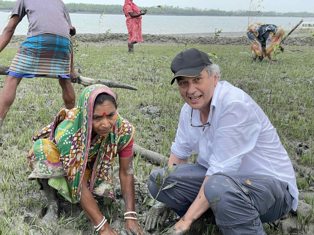 President of the Fondation Hëllef fir d’Natur Patrick Losch (r.) assisting with the mangrove reforestation project © Courtesy Friendship