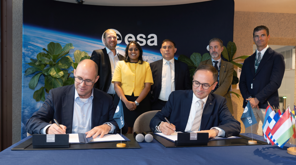 (Group picture of signing the contract (seated, from left): Luc Piguet, Laurent Jaffart, (stand, from left) Valéry Gineste, Sabrina Andiappane, Frédéric Rouesnel, Luca del Monte, Domenico Mignolo. Photo © All rights reserved)